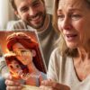 Maman émue découvrant son certificat de baptême d’étoile cadeau Noël personnalisé maman