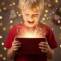 Offrir une étoile à un enfant émerveillé découvrant un cadeau magique et lumineux symbolisant le baptême d’une étoile personnalisée.